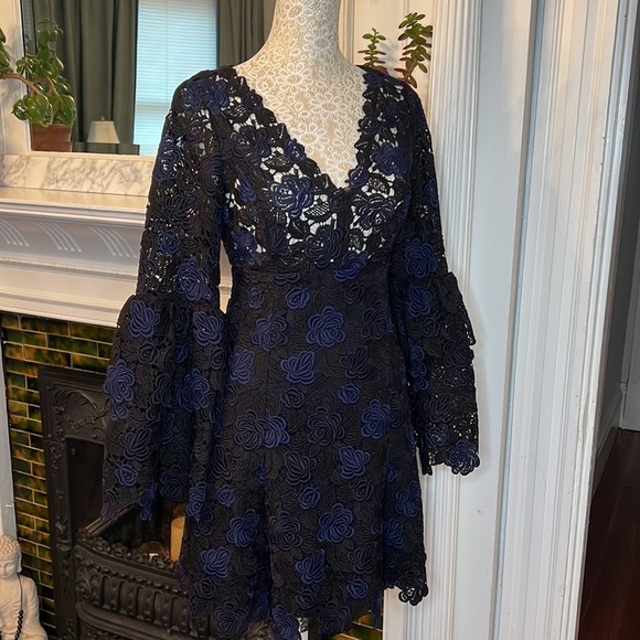 CLUB MONACO Kaelane Ruffle Long Sleeve Black & Navy Lace Mini Dress Size 00 - Picture 4 of 12